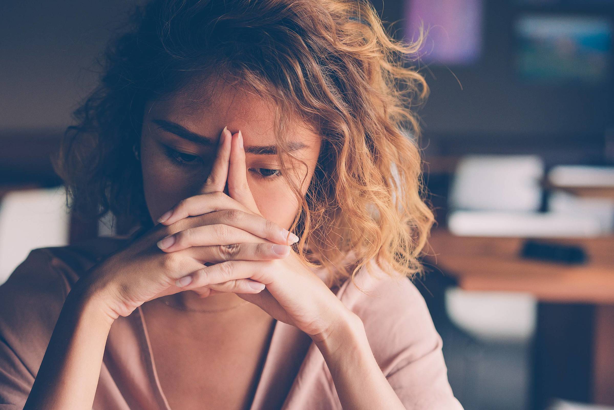Feridas não curadas! 5 sinais de que você guarda rancor dos seus pais e não sabe