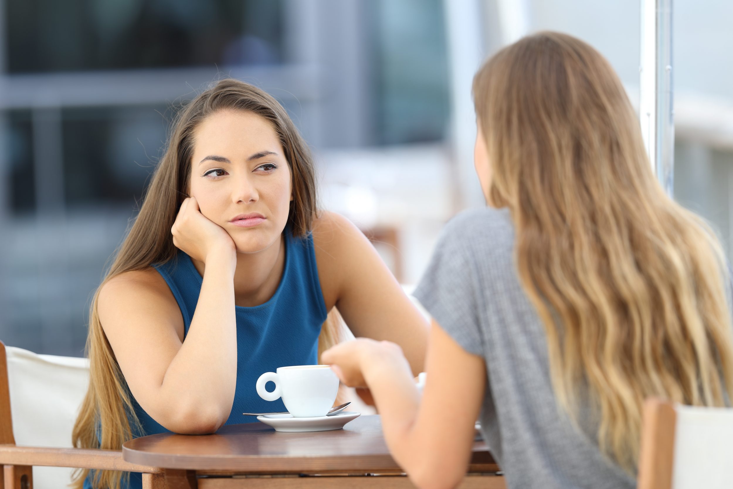 Chata sem saber! 7 hábitos ‘bobos’ que fazem as pessoas se afastarem aos poucos de você