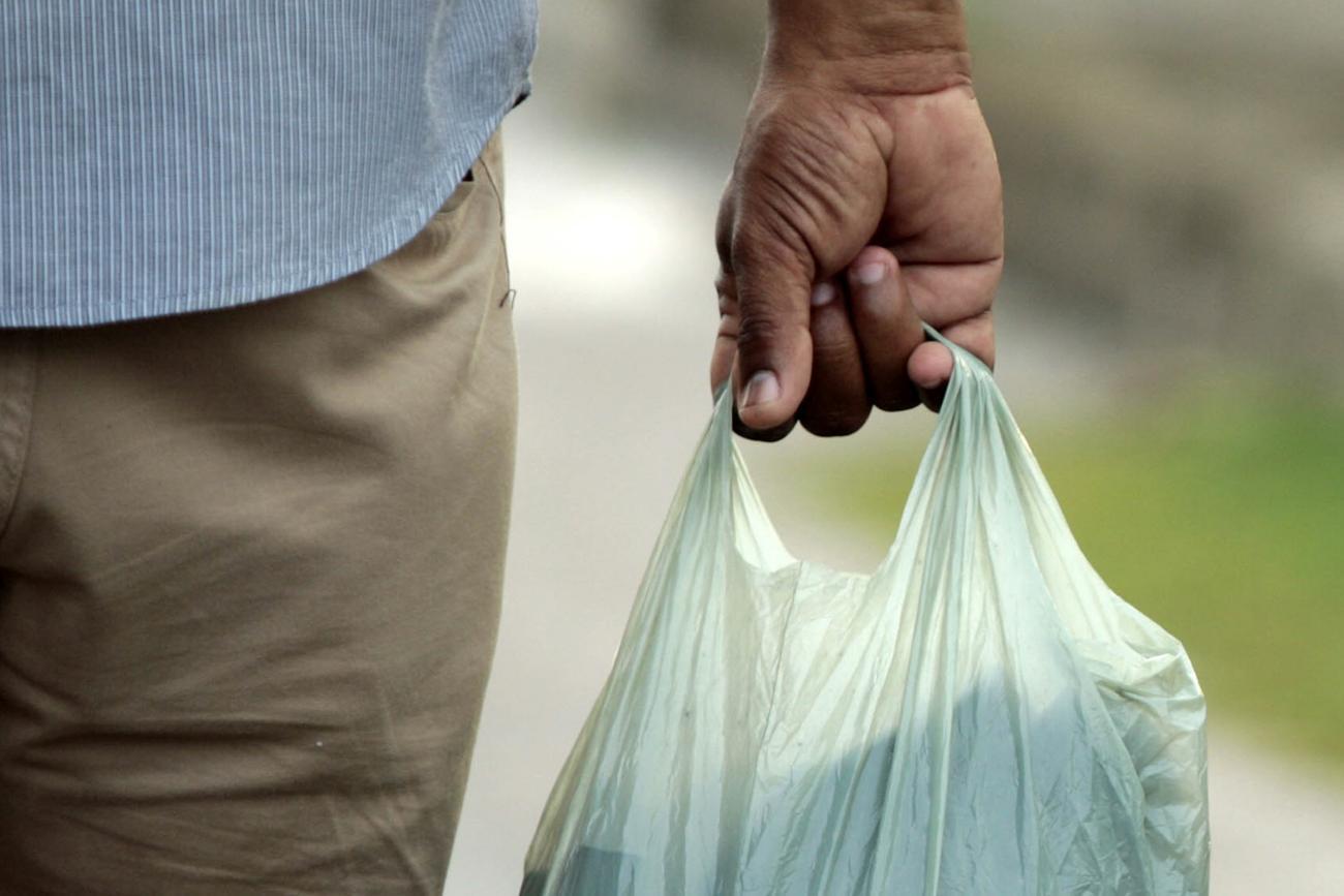 Supermercados podem cobrar pelas sacolas plásticas? A resposta vai te surpreender