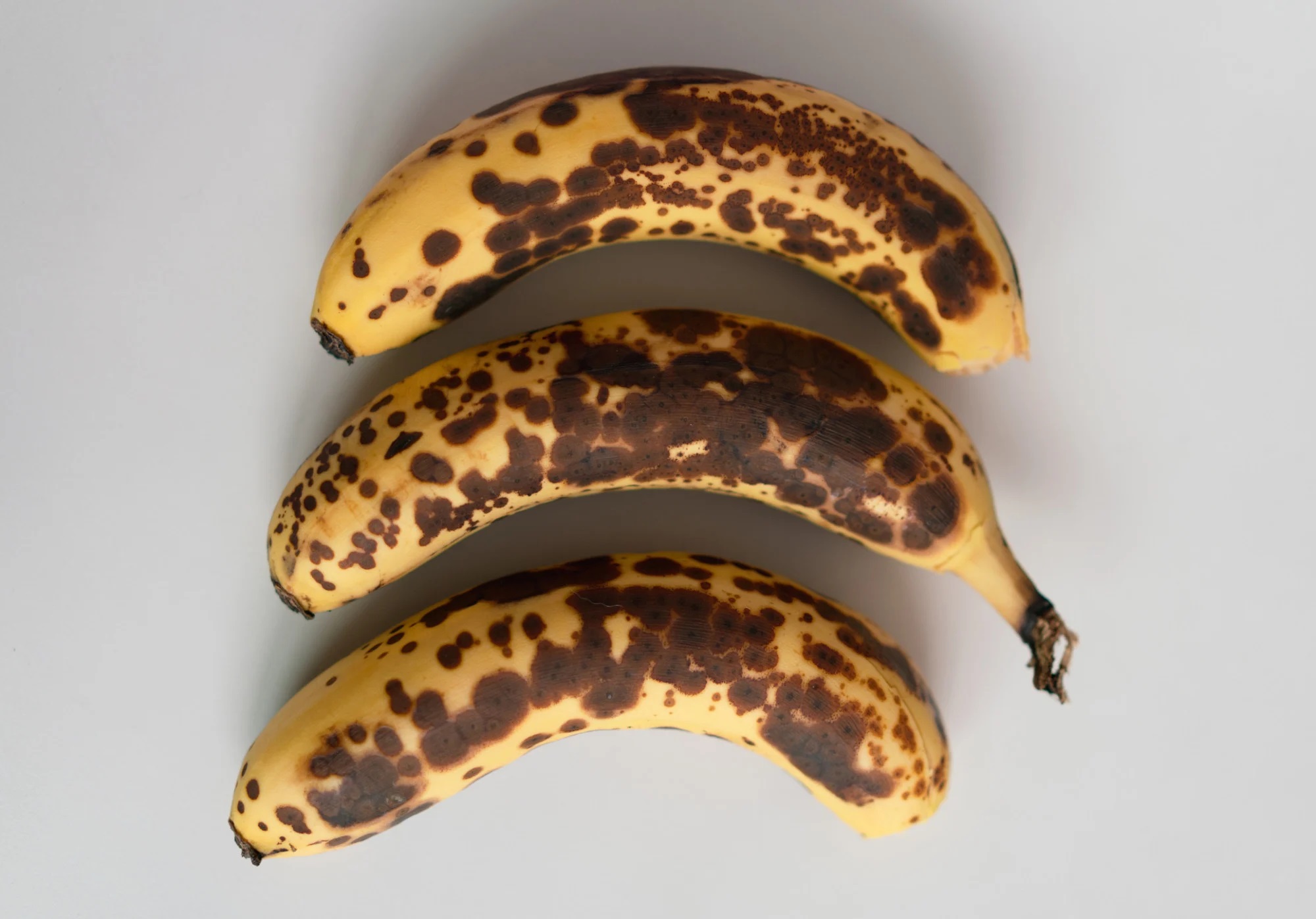 Como guardar banana do jeito certo para evitar que ela fique mole e marrom? 3 dicas são a chave