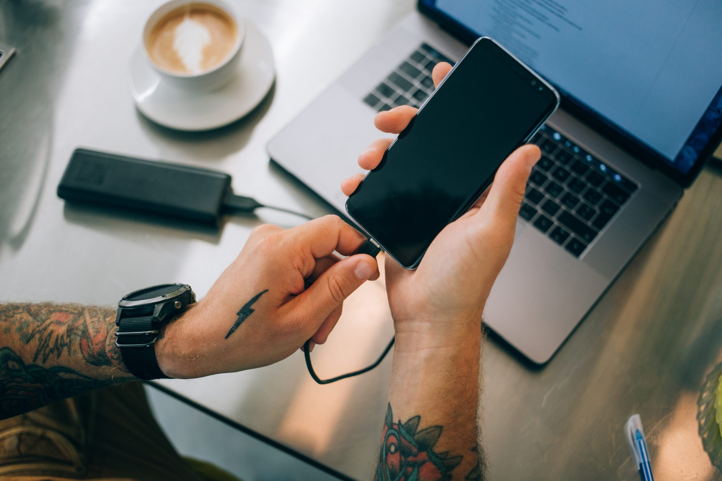 Não precisa esperar os 100%! Como carregar o celular de forma mais rápida sem estragá-lo