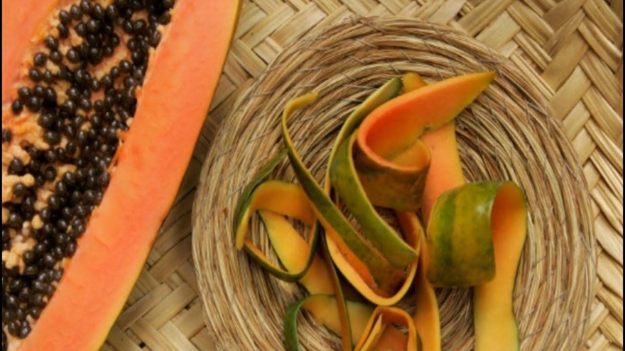 NUNCA mais jogue fora este tesouro: 5 usos caseiros para as cascas de mamão