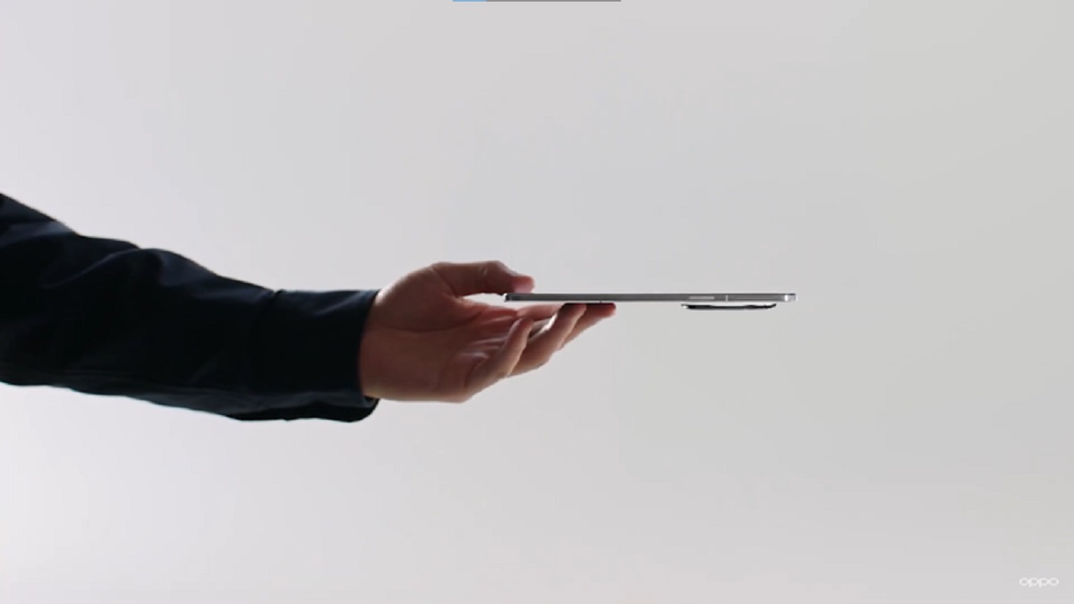 Celular dobrável mais fino do mundo quase não cabe uma entrada USB