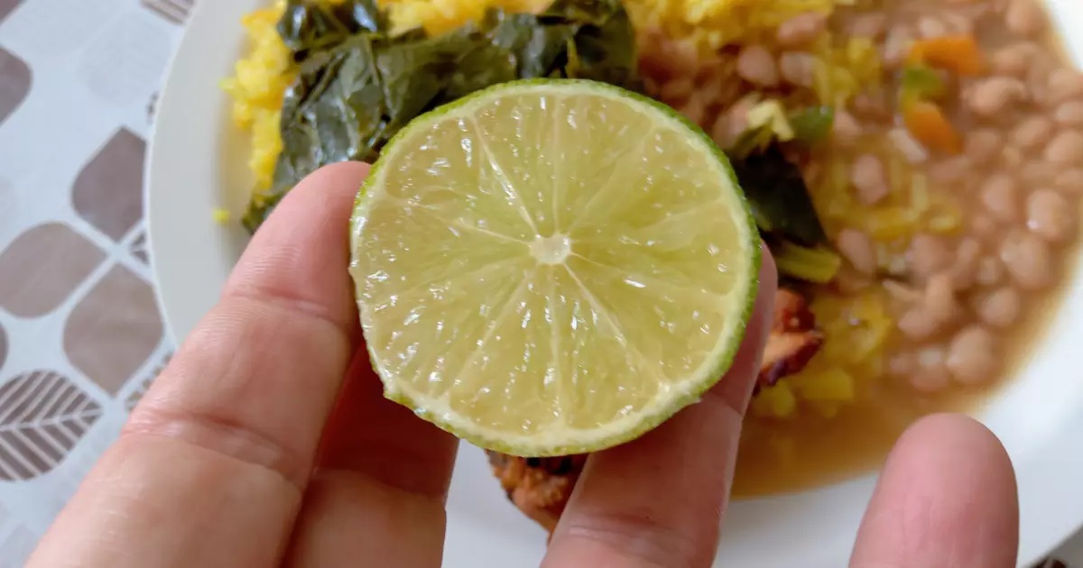 Por que muitas pessoas começaram a pingar limão no feijão antes de comer?
