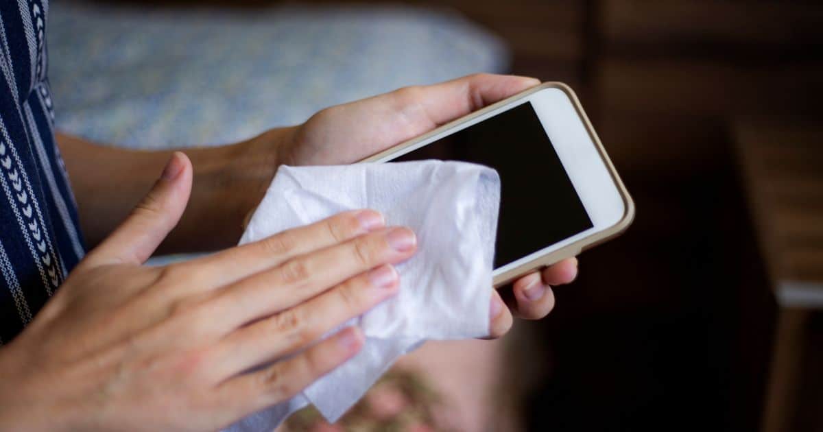 Não é só a tela! 5 lugares ‘escondidos’ do seu celular que precisam de uma limpeza agora