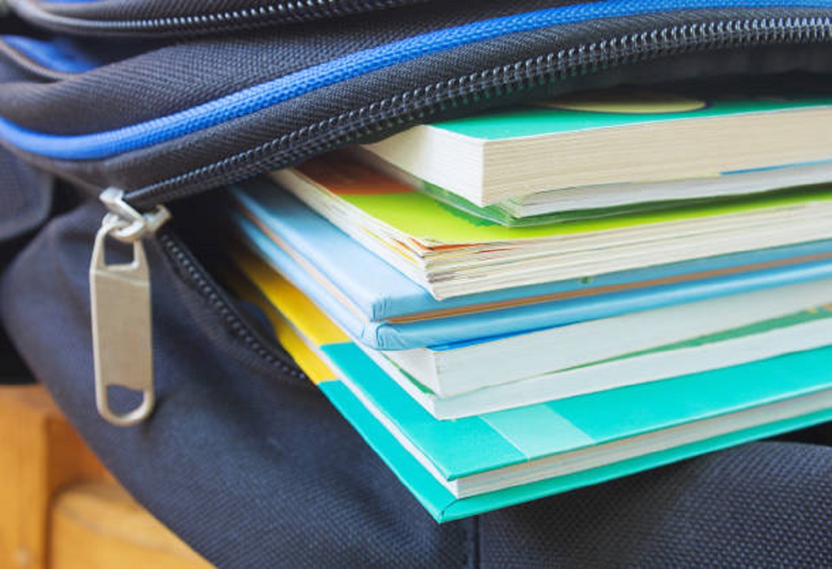 Tirar cópia de livro didático é crime? Prática pode levar a 10 anos de prisão, mas muita gente não sabe