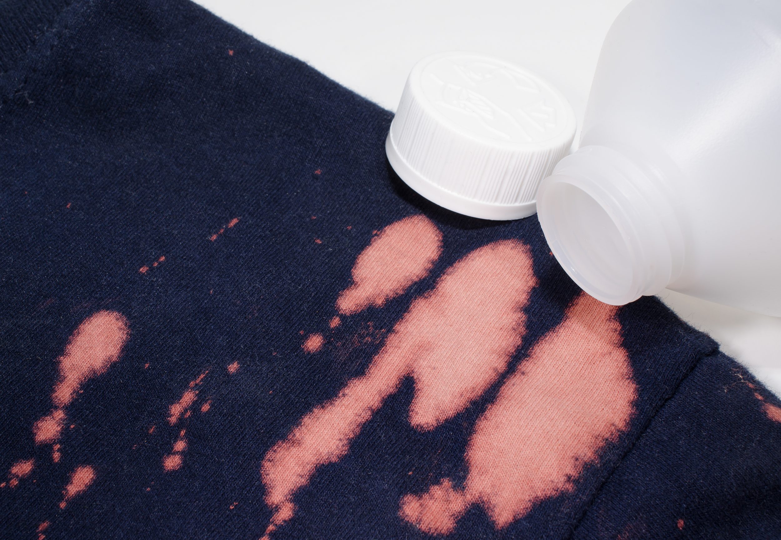 Roupa manchada e com cheiro ruim? Pare agora com os 6 piores erros durante a lavagem