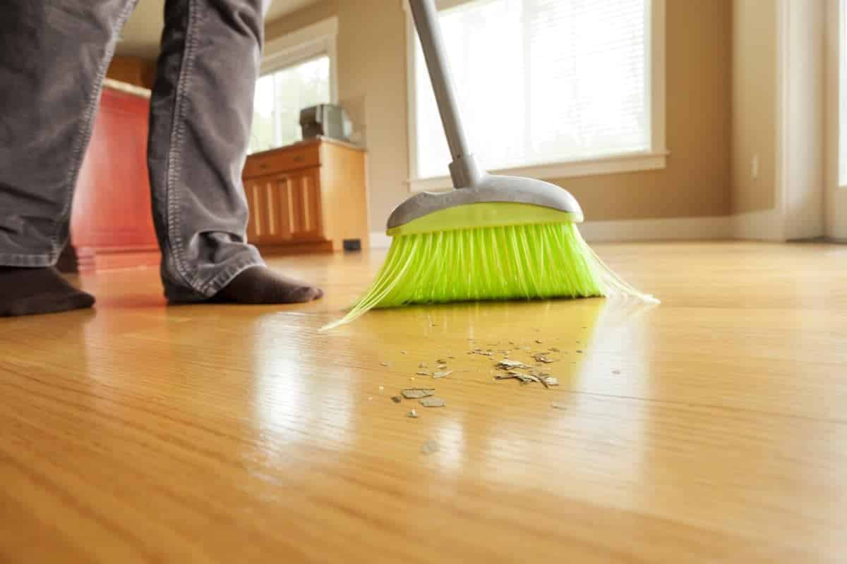 Varrer a casa faz mal? Veja os riscos invisíveis da poeira e 4 dicas para se proteger dela
