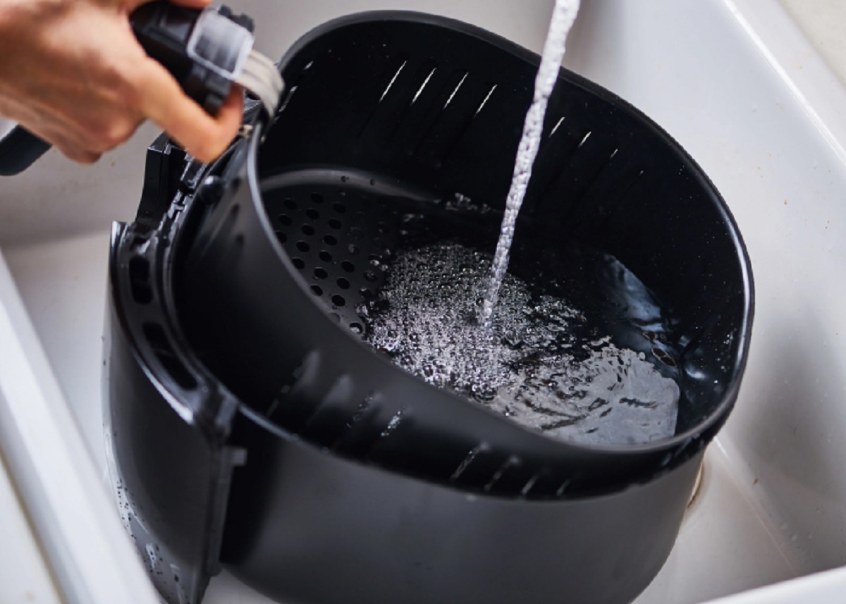 Nunca use água para lavar sua airfryer ou o pior pode acontecer