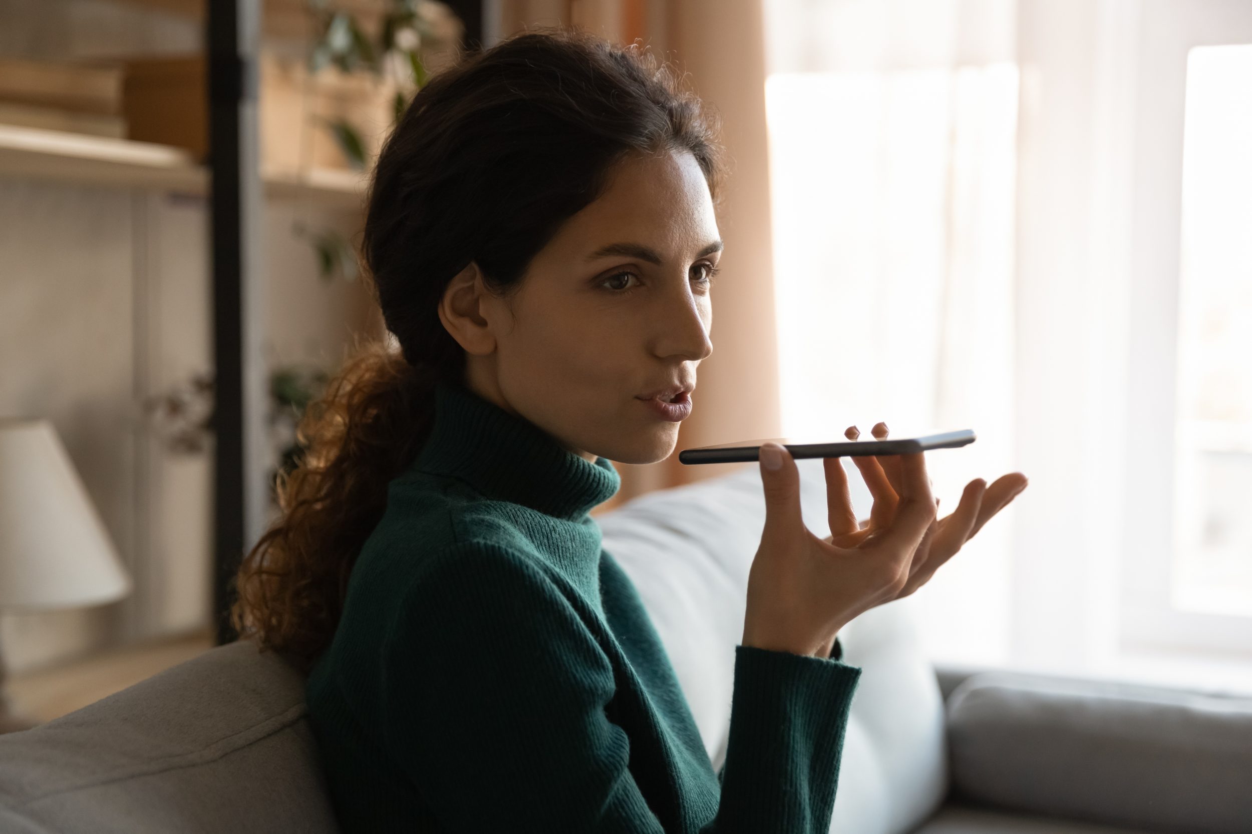 Pessoas que amam mandar áudio no WhatsApp têm ESTE tipo de personalidade