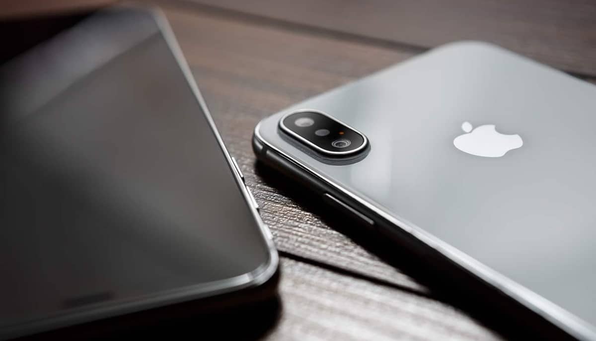 Celular virado para baixo? O que isso revela sobre seu parceiro, segundo a psicologia