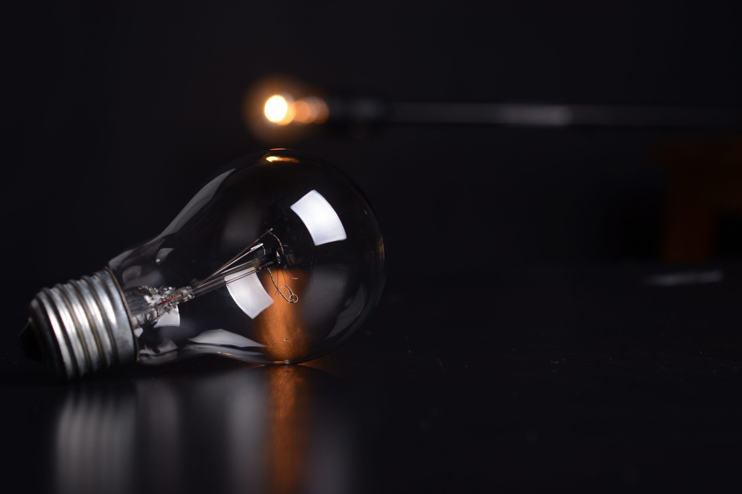 Esqueceu ou atrasou a conta de luz? Veja quando a energia pode ser cortada (e quais seus direitos)