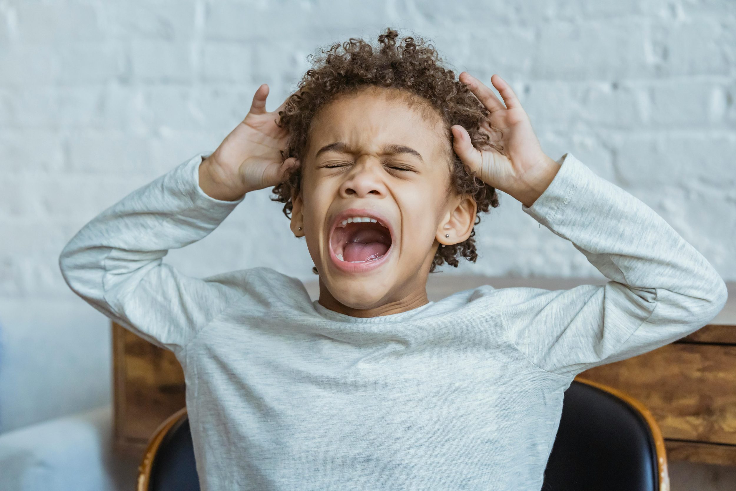 Seu filho grita o tempo todo? Especialistas explicam o que isso realmente significa
