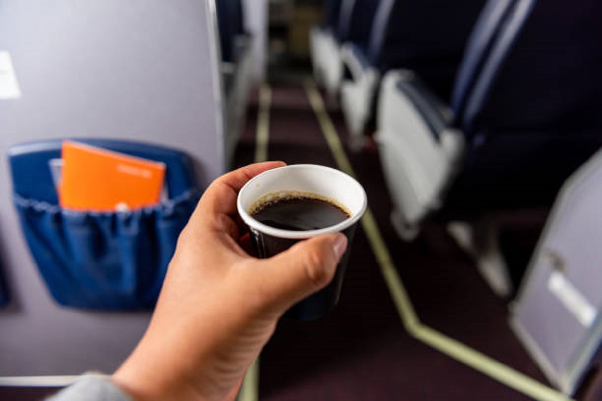 Se você bebe café no avião, sua cabeça vai explodir após descobrir como ele é feito