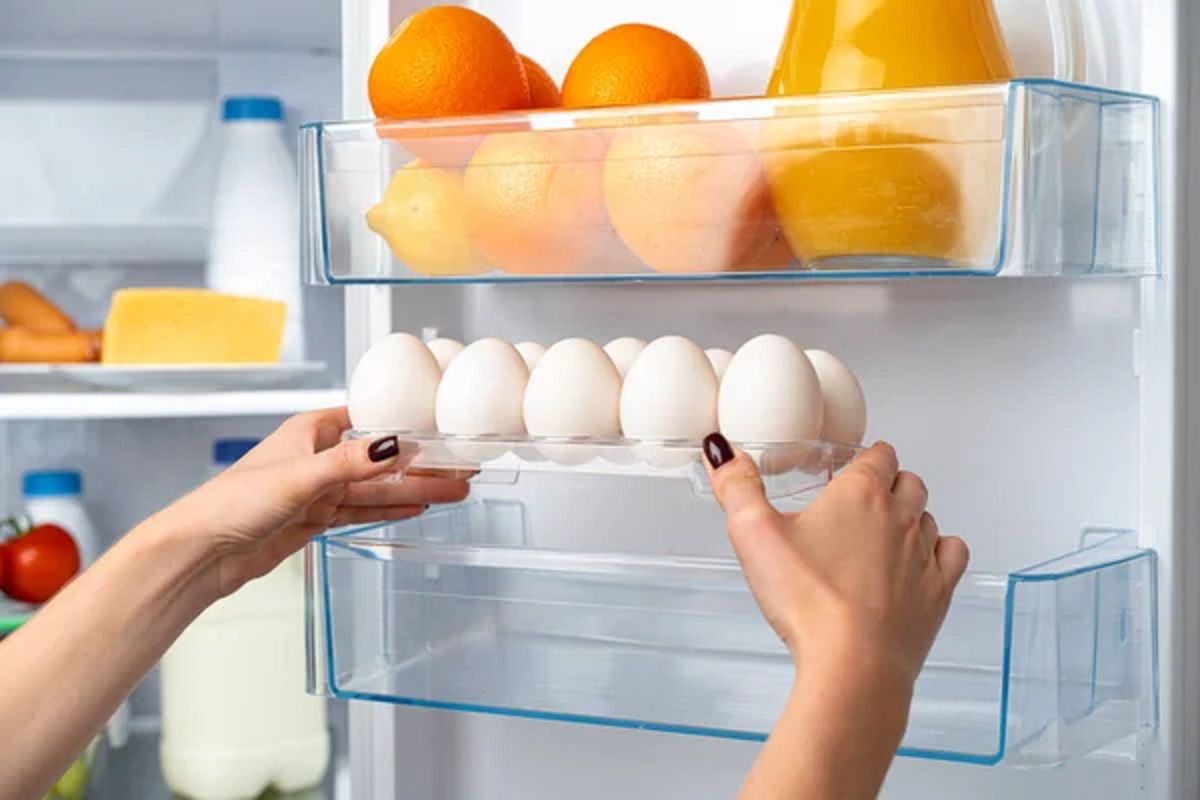 Você guarda os ovos na porta da geladeira? Temos uma péssima notícia para te contar