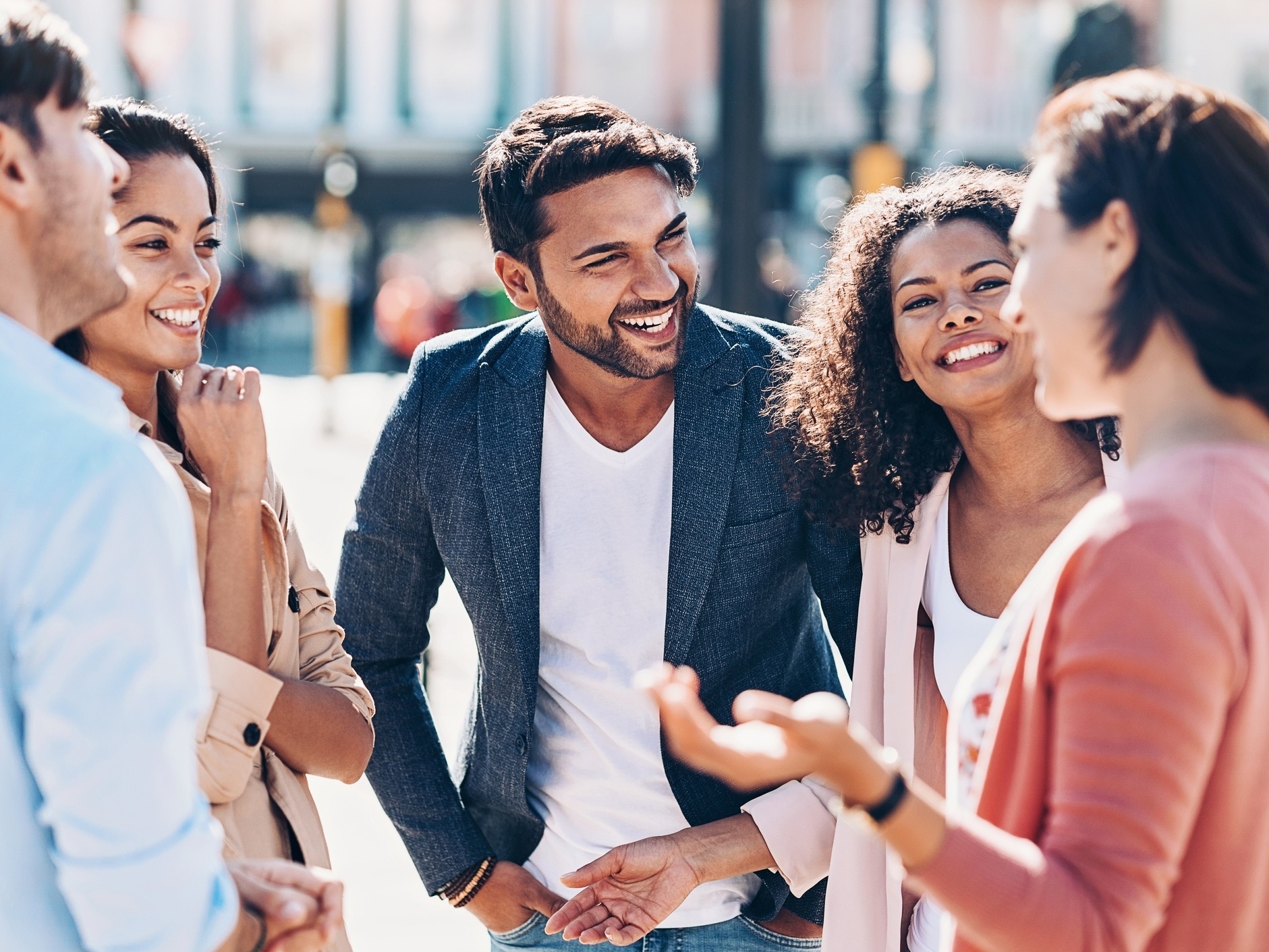 Nem de mais nem de menos! 8 sinais de que você pode ser ambivertido e não sabe