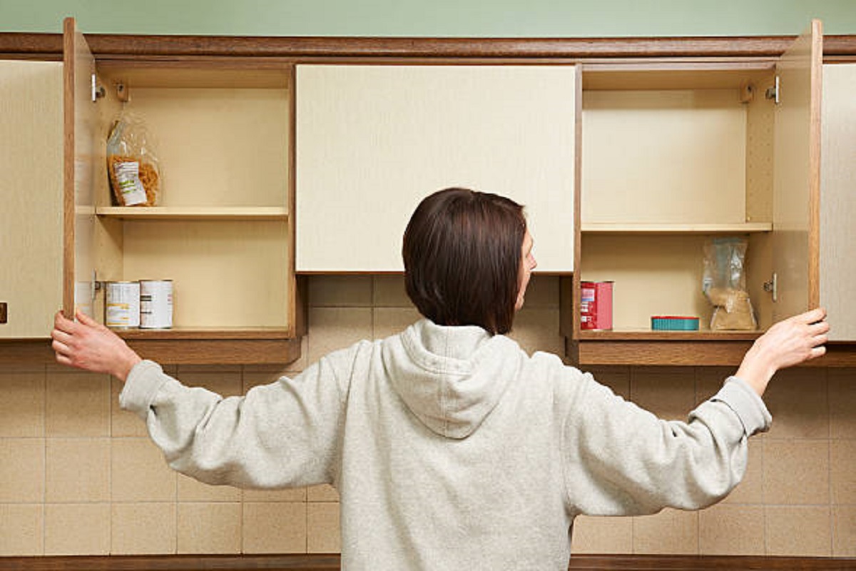 Adeus, bagunça! 4 dicas para deixar os armários da cozinha organizados e espaçosos