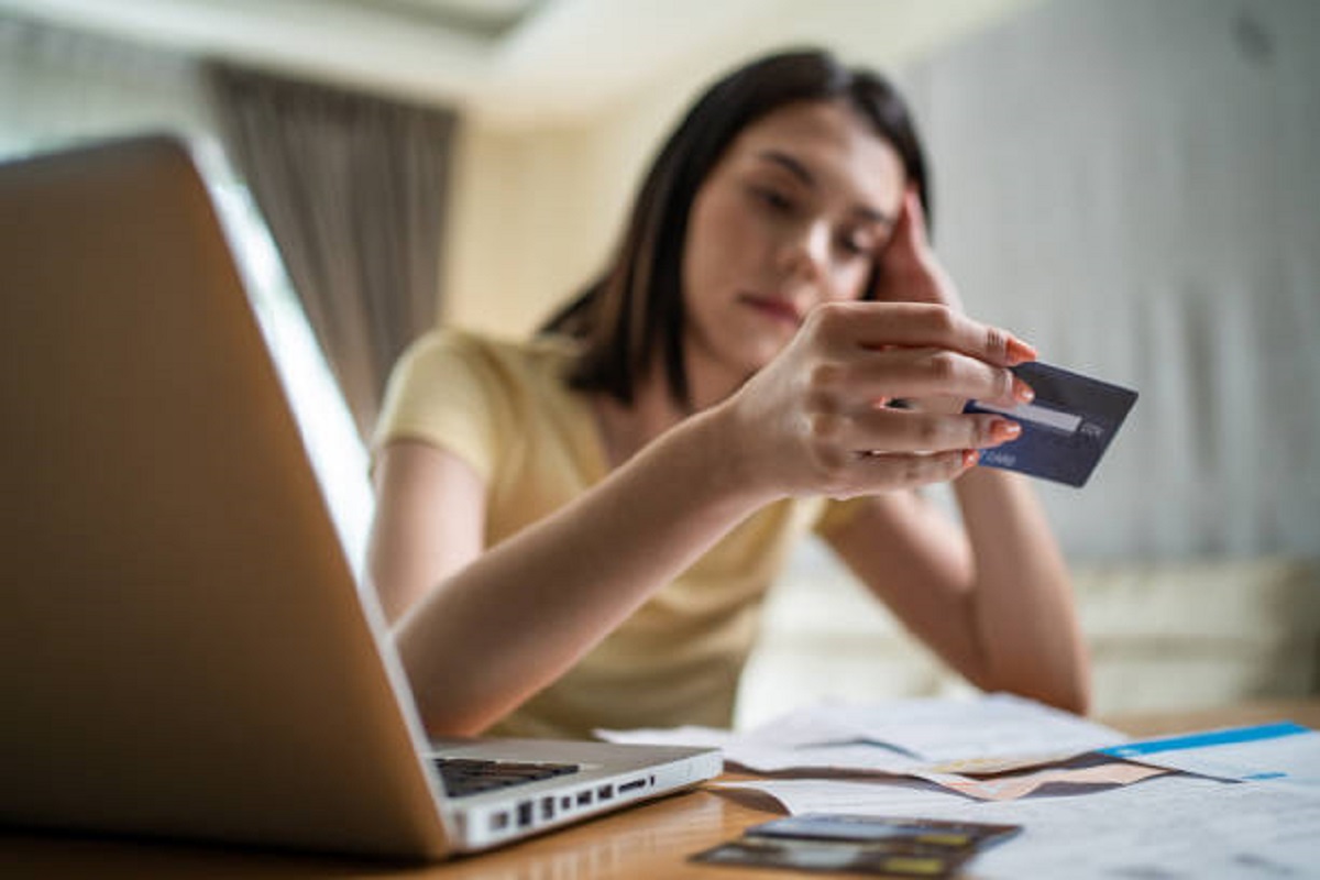 3 erros financeiros da Geração Z que fazem jovens contraírem dívidas cedo