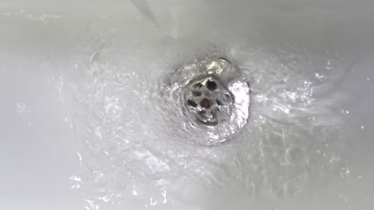 Ralo com cheiro ruim não é normal! Veja como acabar com o odor desagradável no banheiro e cozinha