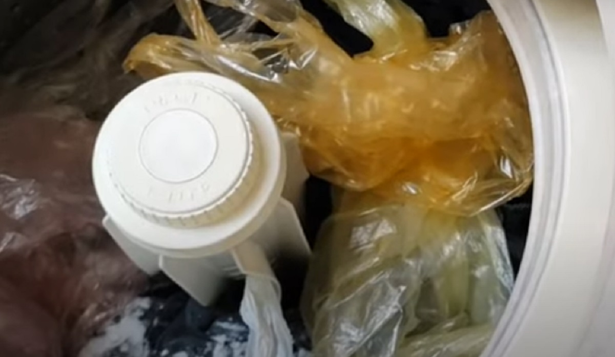 Saco plástico na máquina é a solução para problema comum ao lavar roupa