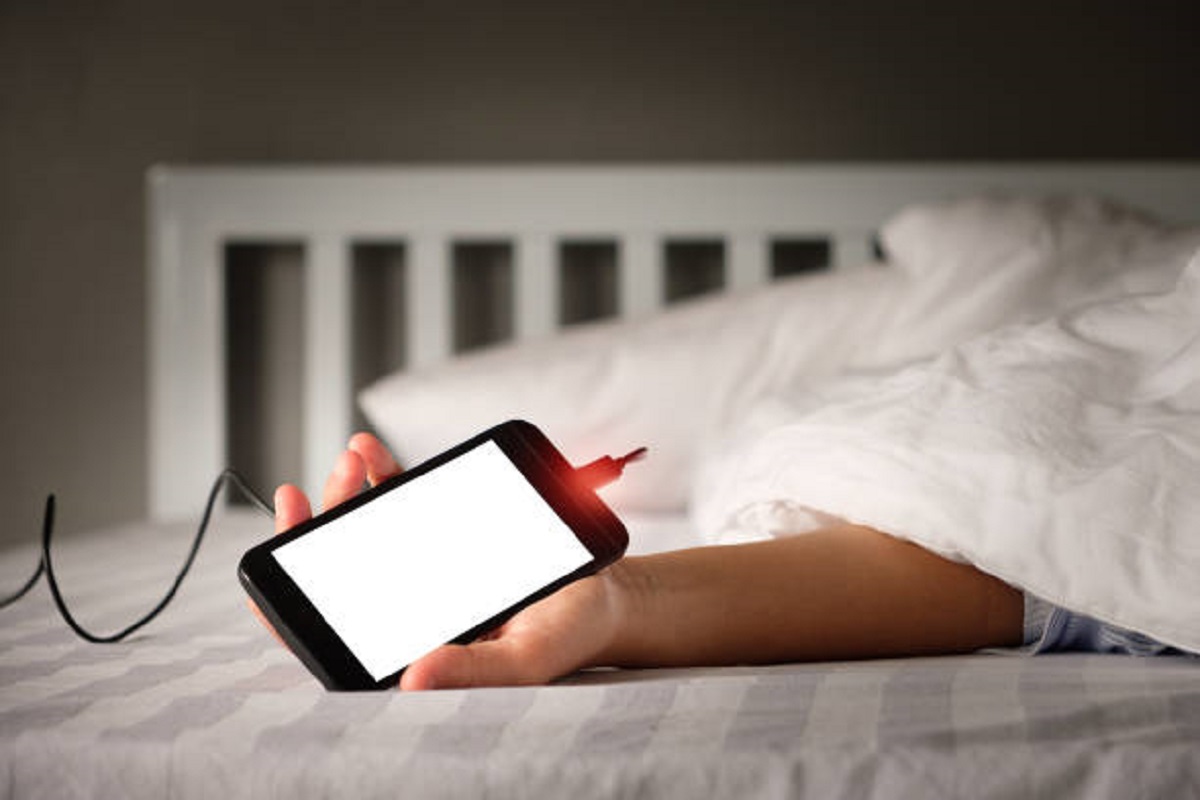 Estraga? Veja o que acontece se deixar o celular carregando a noite toda