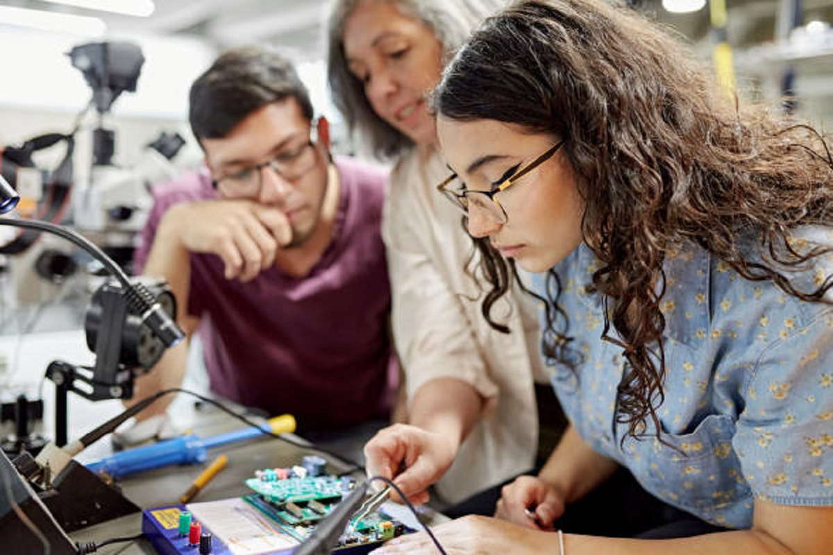 Quer ganhar bem sem fazer faculdade? 4 cursos técnicos pagam até R$ 5 mil