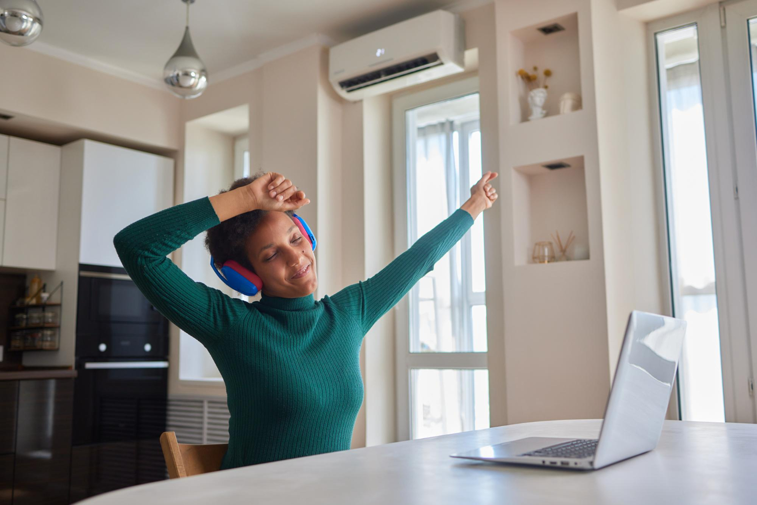 Use o ar-condicionado com inteligência: dicas para economizar sem abrir mão do conforto