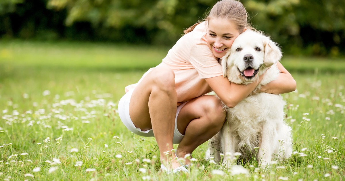 Psicologia explica por que algumas pessoas não resistem a acariciar cães
