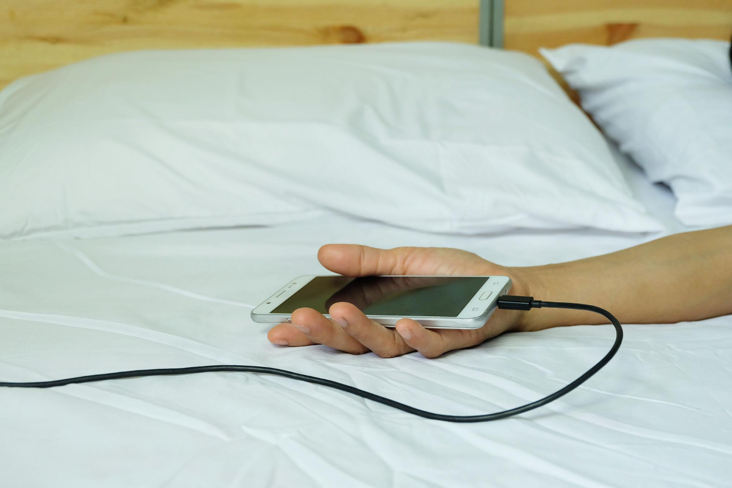 Nunca mais carregue o celular ao lado da cama depois de ler isso