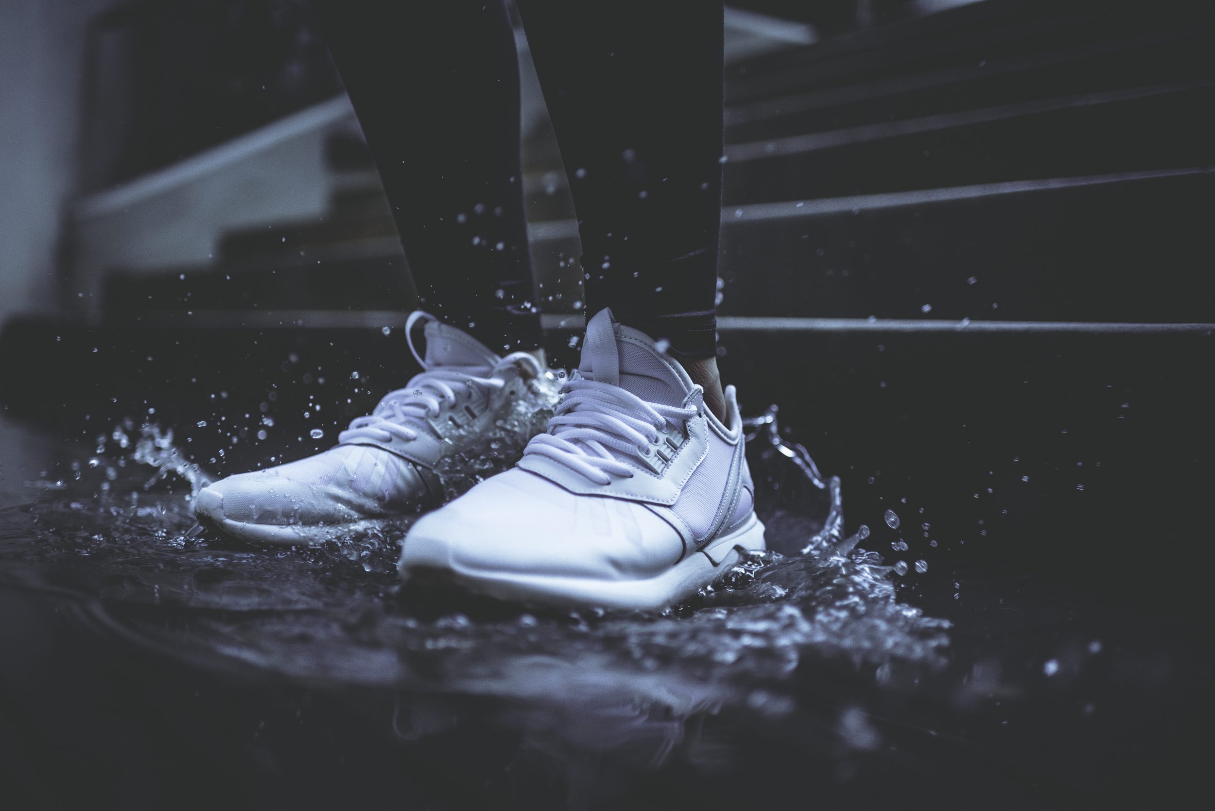 Sapatos demorando a secar? Esse truque inesperado resolve em pouco tempo