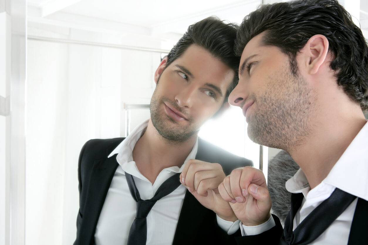 Segundo a psicologia, quem é narcisista repete muito essas 6 frases no dia a dia